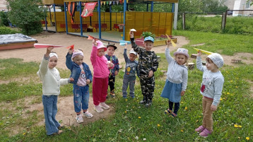 День бумажных самолетиков День бумажных самолетиков.